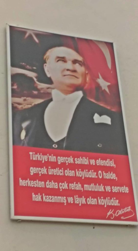 un ritratto di Mustafa Kemal "Atatürk". Nelle strade della città e nei locali non è raro imbattersi nell'immagine del creatore della Repubblica Turca.